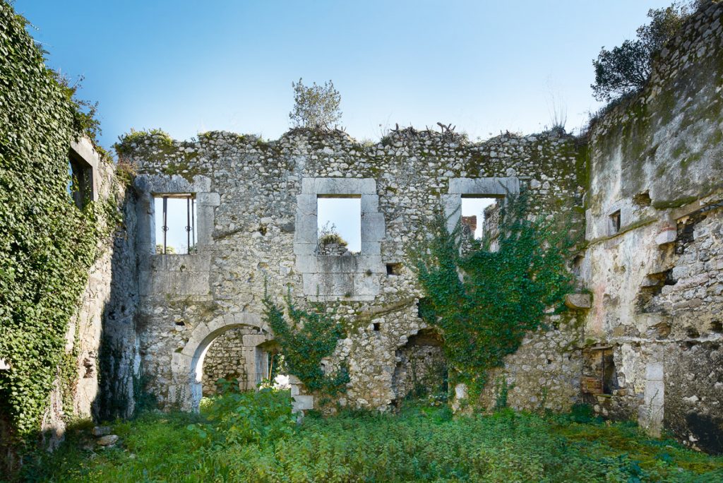 Interior de las ruinas del palacio de los duque de Estrada en Llanes