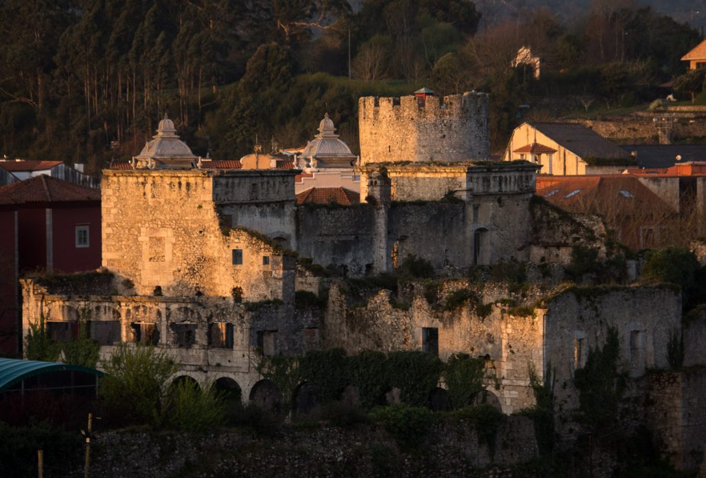 Vista panorámica del palacio de los duque de estrada en llanes