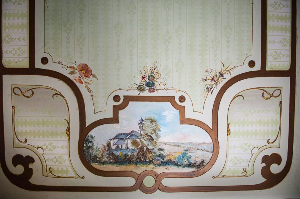Pintura decorativa en el salon de la casa de indianos Villa Rosario en Villapedre