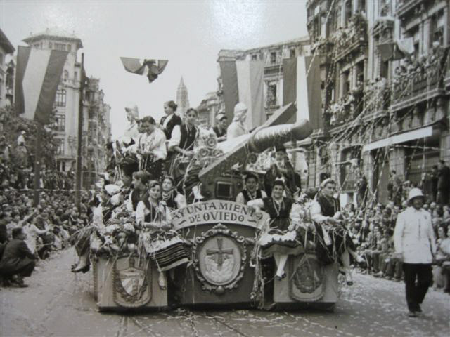 Carrozas durante el desfile del Día de América en Oviedo