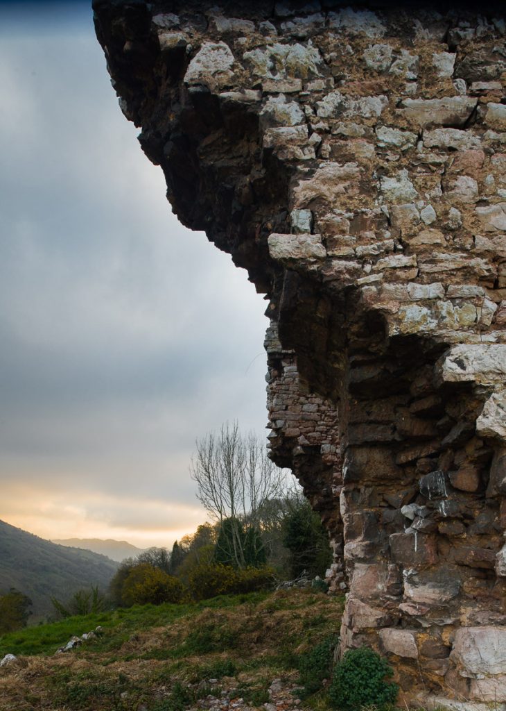 Detalle del mal estado de conservación de la Torre de Peñerudes en Morcín, Asturias