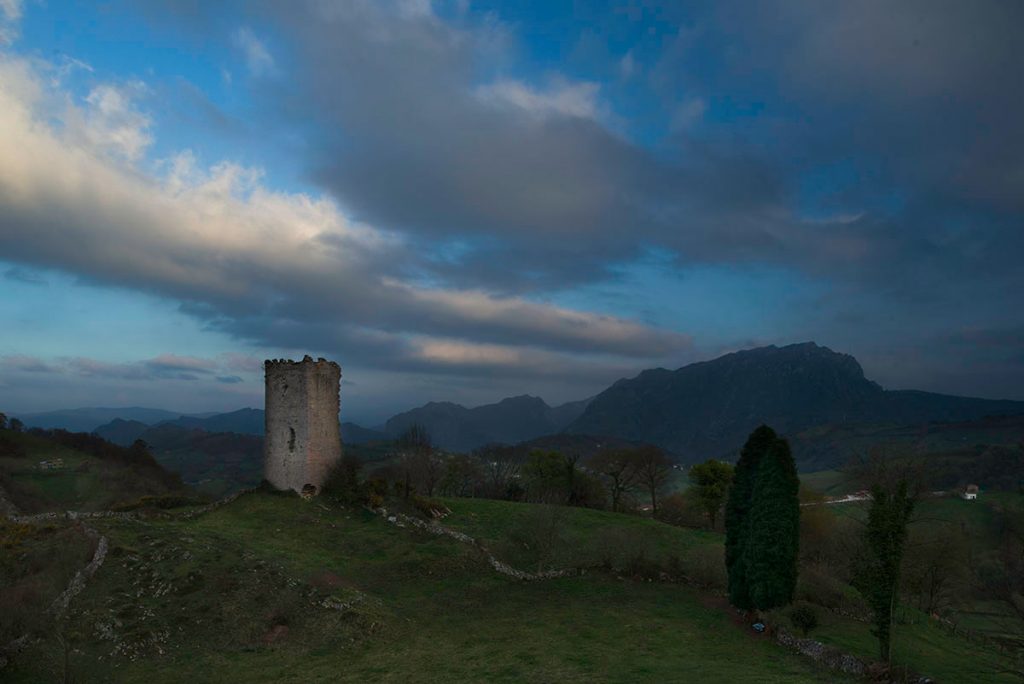 Vista panorámica de la Torre de Peñerudes en Morcín, Asturias