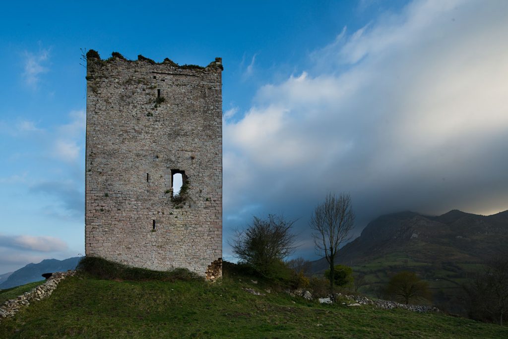Vista de la Torre de Peñerudes en el concejo de Morcín.