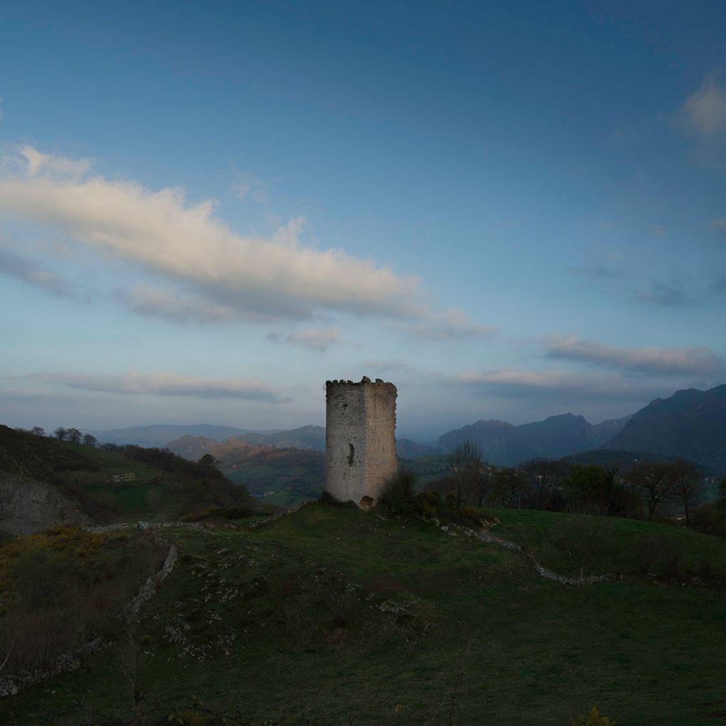 Paisaje en el concejo de Morcín, con la Torre de Peñerudes dominándolo.