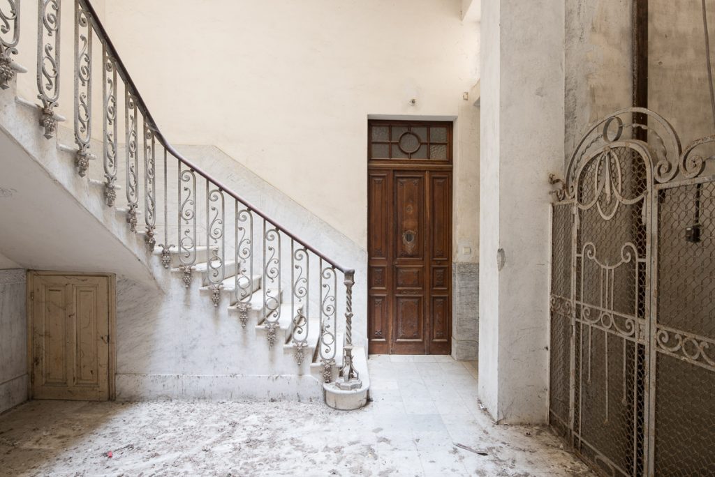 Escalera del edificio Torre de los Moreno en Ribadeo