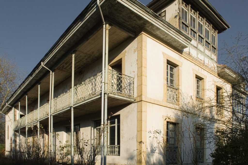 La Estrada, casa de indianos situada en Sevares, Piloña