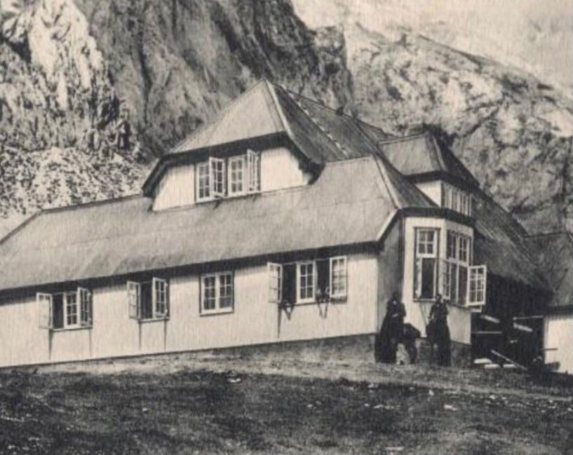 Imagen de época donde se ve la construcción de 1912