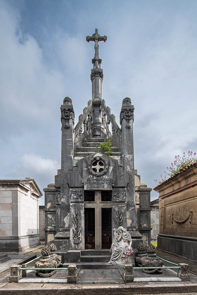 Panteones obra de Manuel del Busto en Gijón
