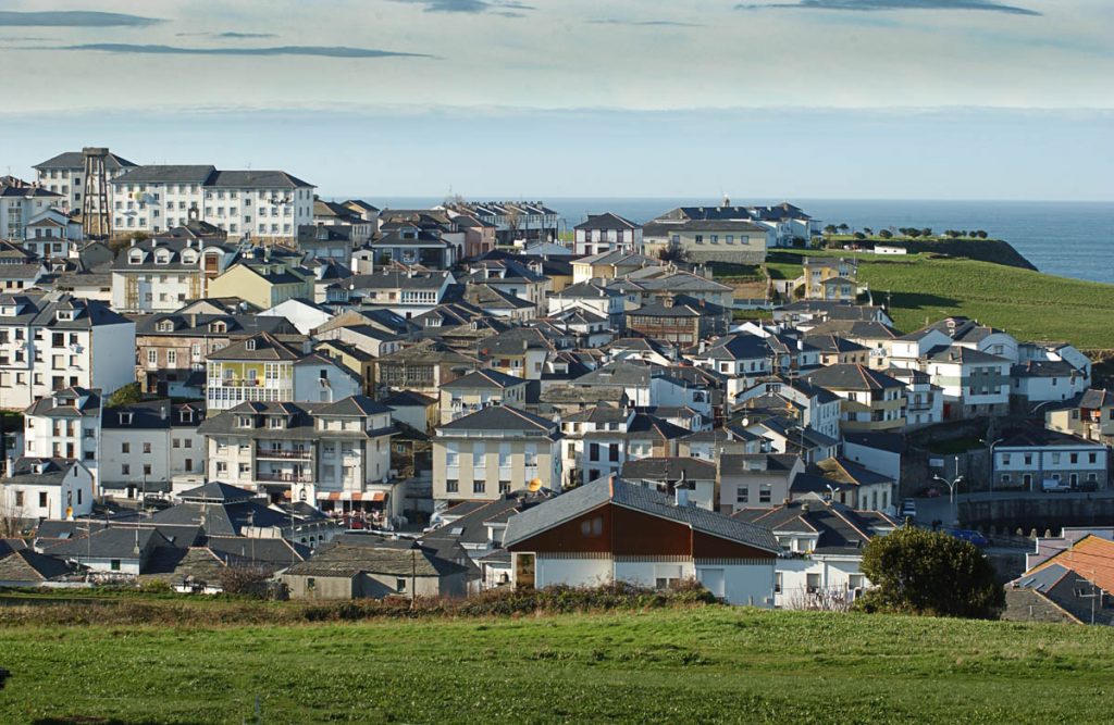 vista panorámica de la villa marinera de Puerto de Vega en Asturias