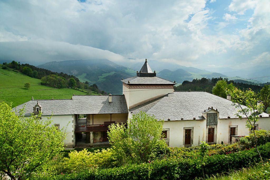 Exterior y paisaje del Palacio de Prelo en Boal, Asturias